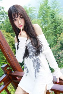 一口一口把奶油從胸口