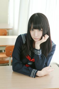 一口一口把奶油從胸口吃掉