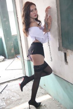 帥哥和美女睡覺